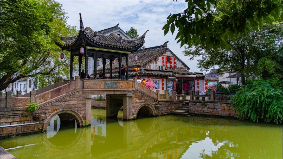 灯笼挡住红绿灯,司机被扣6分罚200元?警方辟谣:不存在